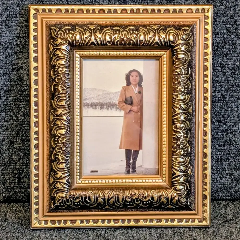 Vintage Ornate Gilt 3D Wood Easel/Wall Hanging Back 4 X 6 Photo Frame